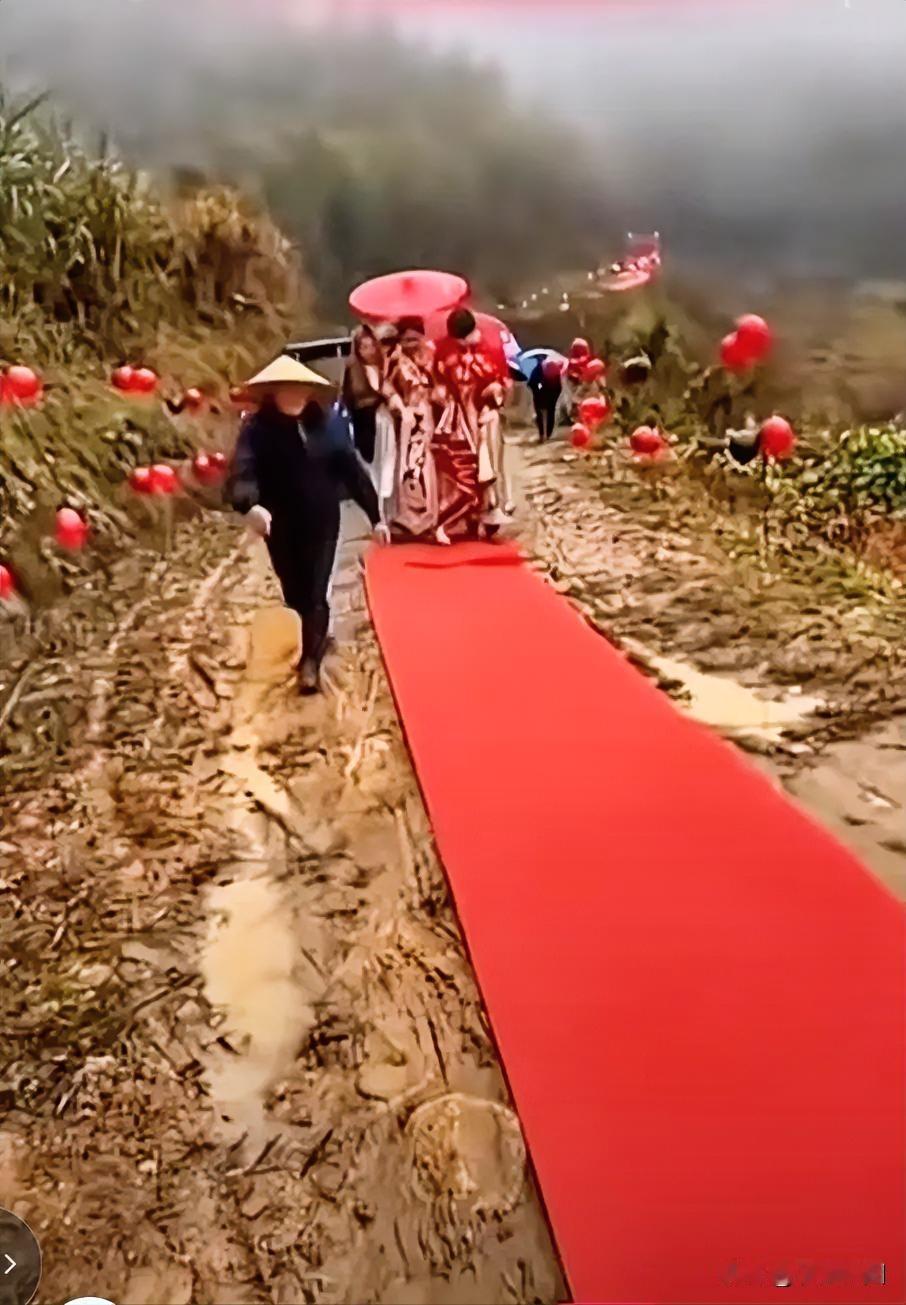这位新郎很用心，新娘嫁对人了。在某地一农村结婚现场，新郎很用心的为新娘在泥泞坑洼