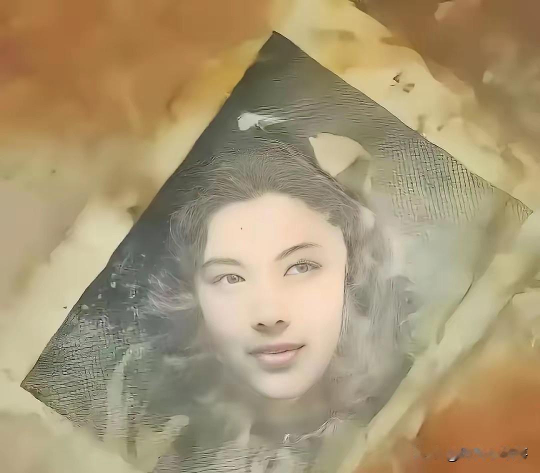 2016年，韩国送回一批烈士遗骸。其中一个骨灰盒里有个小铜镜，打开发现夹着张旧照