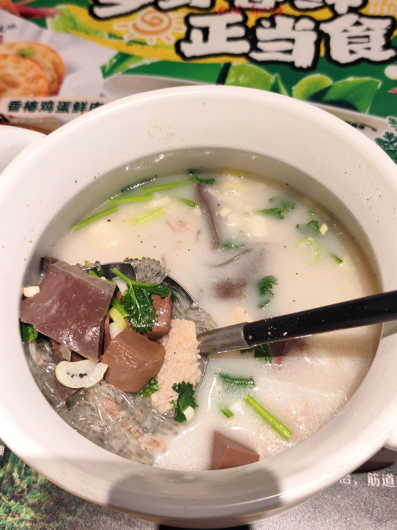 在宝安大悦城的老碗会点了一份鲜熬羊杂汤，里头有羊杂、羊血、少许粉丝。汤是挺鲜的，