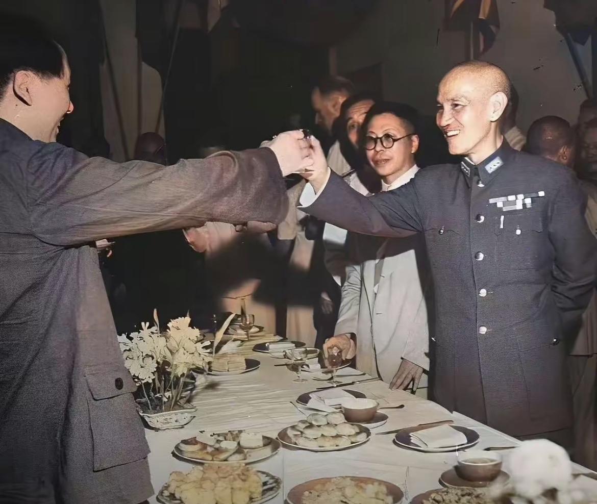 罕见的一张1945年毛泽东与蒋介石碰杯照片。1945年国共两党在重庆谈判。毛泽