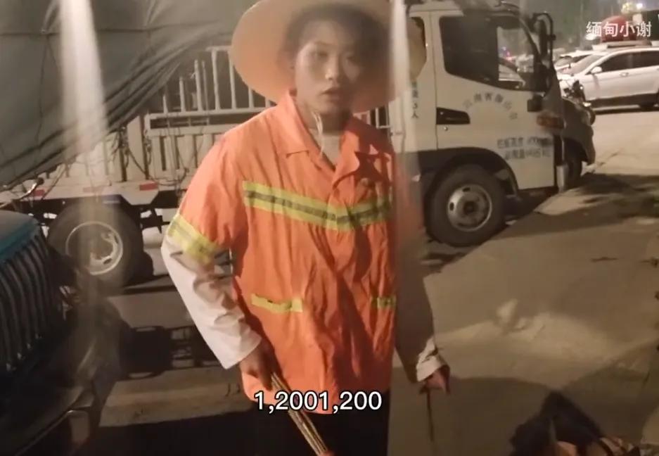 缅甸小姑娘在云南省边境打扫卫生，一个月工资只有1200元，确实低了点！其实这个扫