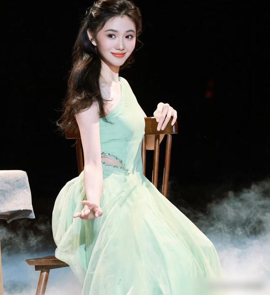 刘浩存那“北舞第一”的说法，之前吵得没停。她考取北舞的成绩是2016年民族民