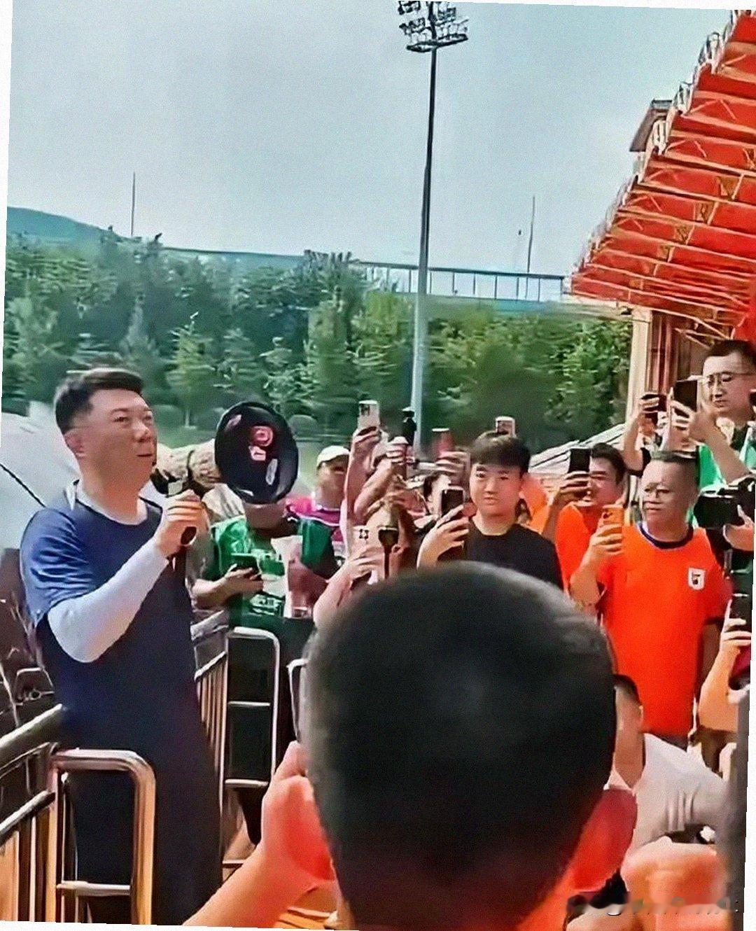 山东泰山的主帅唐田虽执掌球队的时间还不算长但他的野心却已经很明显了说句实在话在体