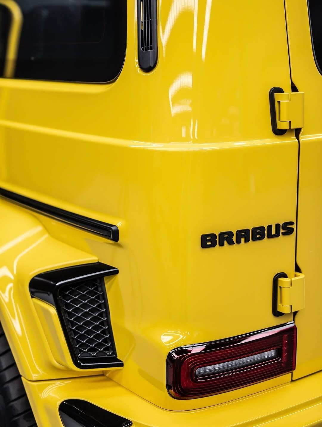 这抹黄不追潮流，只追自由～引擎一响，风是同谋，路是主场，把平凡甩在后视镜里。