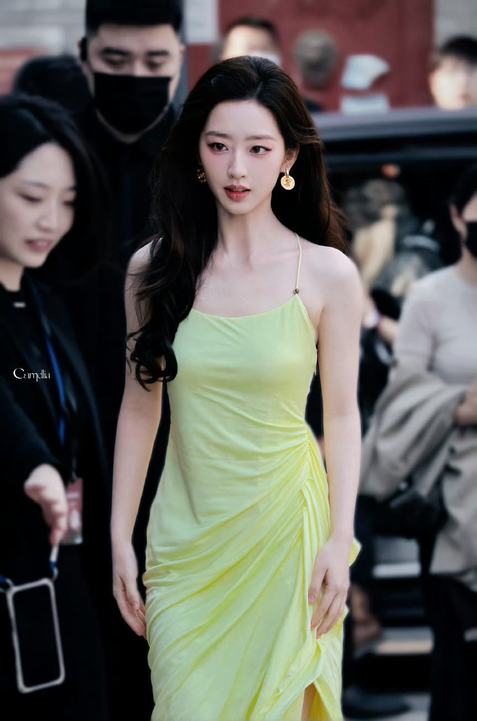 带着柠檬香气的邓恩熙🍋邓恩熙黄色吊带长裙造型