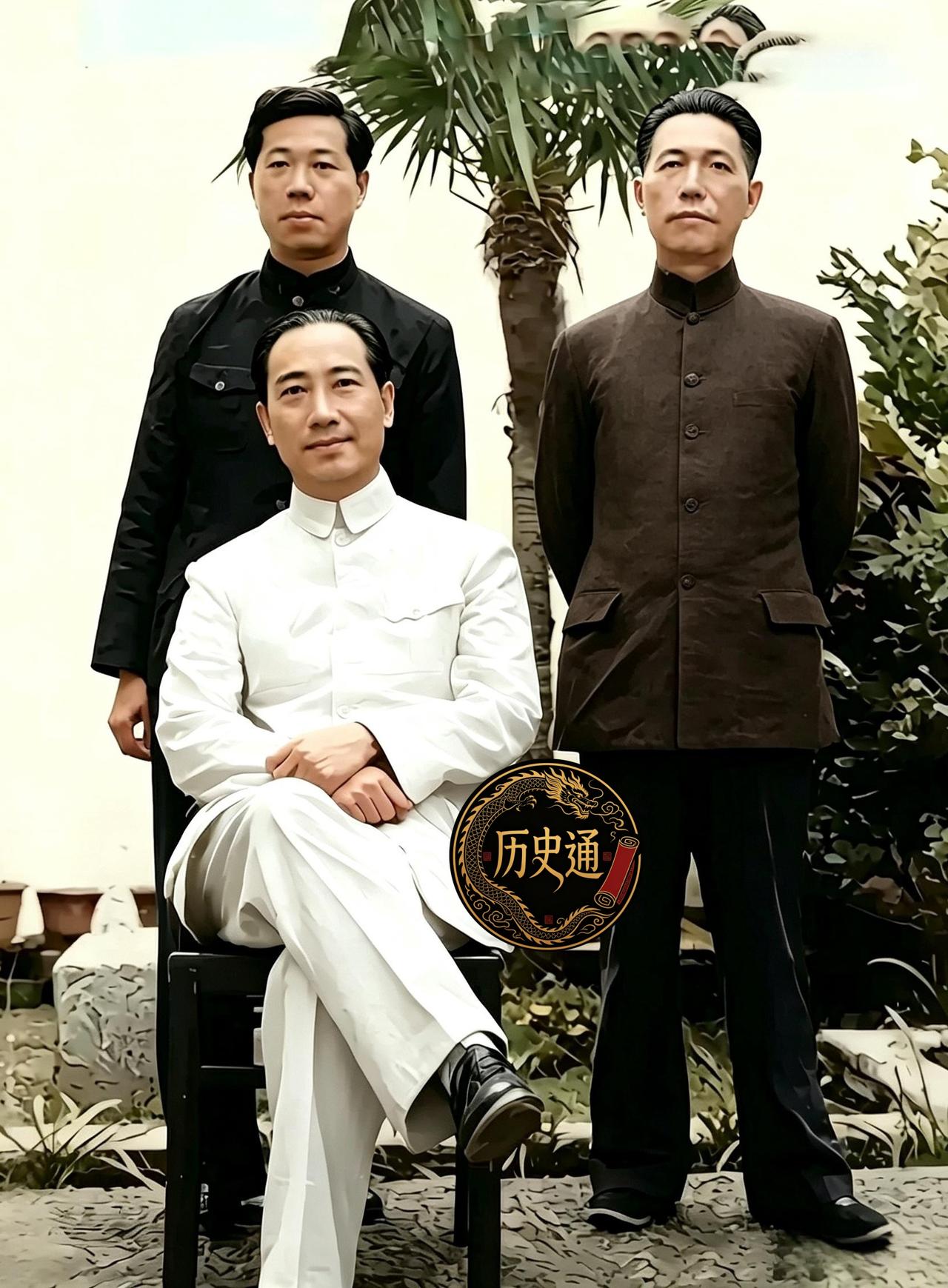这是戴雨农坐在最前面，后面侍立着儿子戴藏宜（左）与弟弟戴春榜。这两人也是戴雨农一