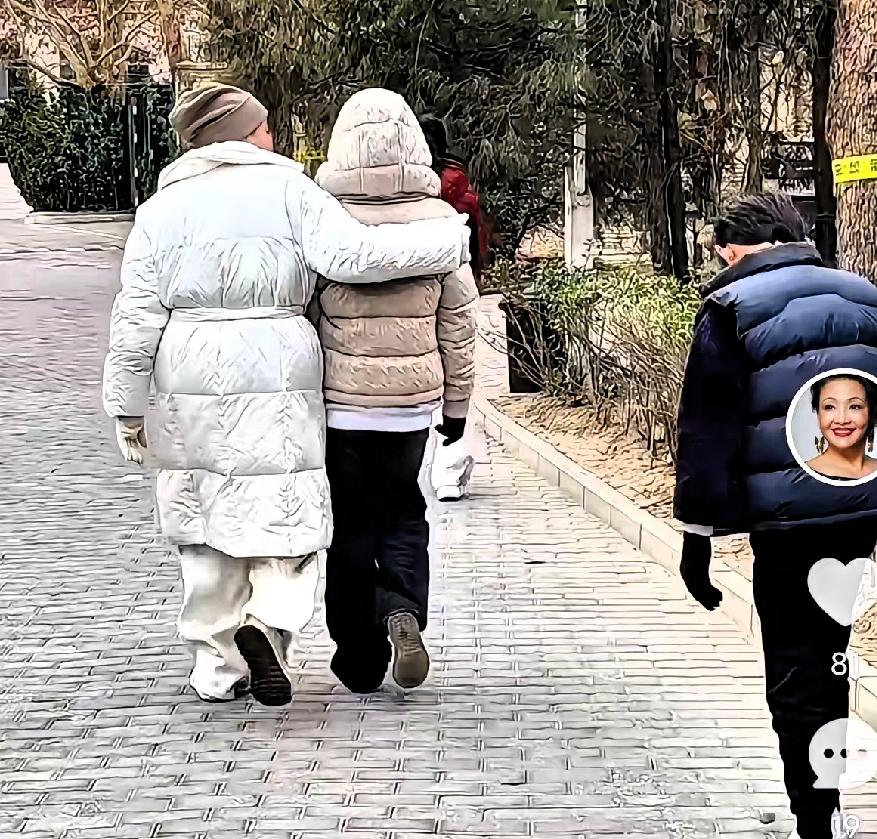 兰姐的冬天，亲情满满呀兰姐带着箖箖和玥儿，出去玩雪了，冬天真冷呢，他们去滑冰了