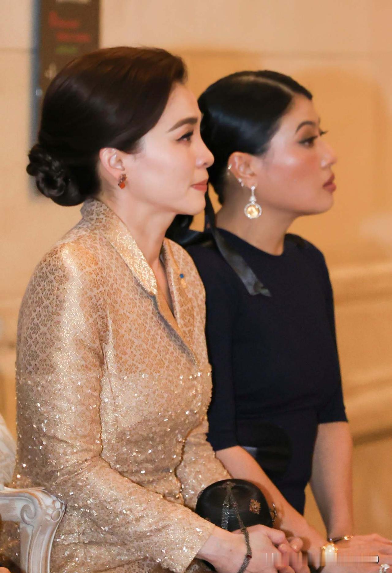 少不了要拿女士们比一比的。巴黎装饰艺术博物馆，一场关于泰国王室的展览，两位女士的