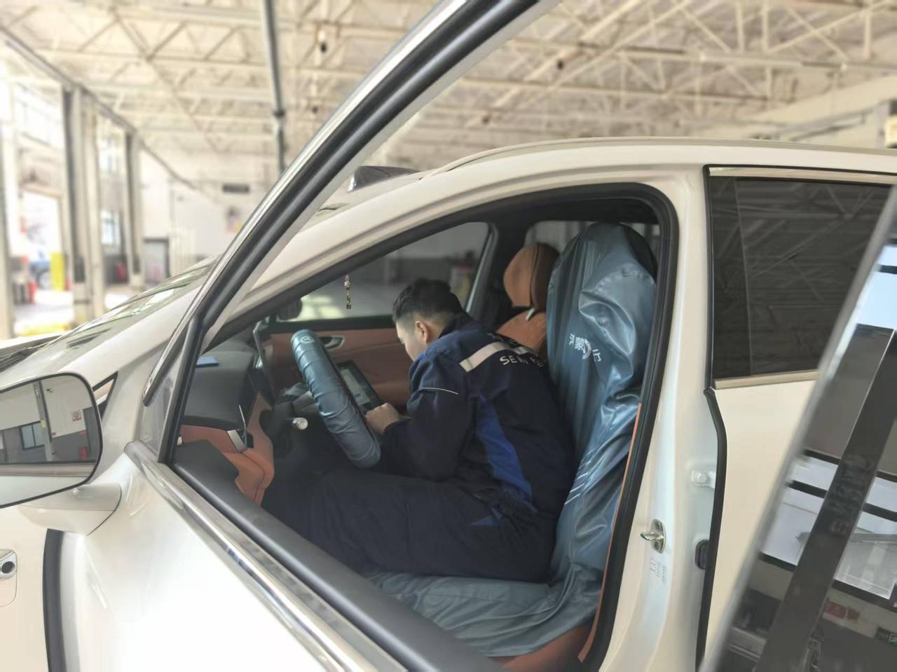 续航告急?鸿蒙智行“春节安心行”能解燃眉之急开车去邻市走亲戚,由于没提前做好电