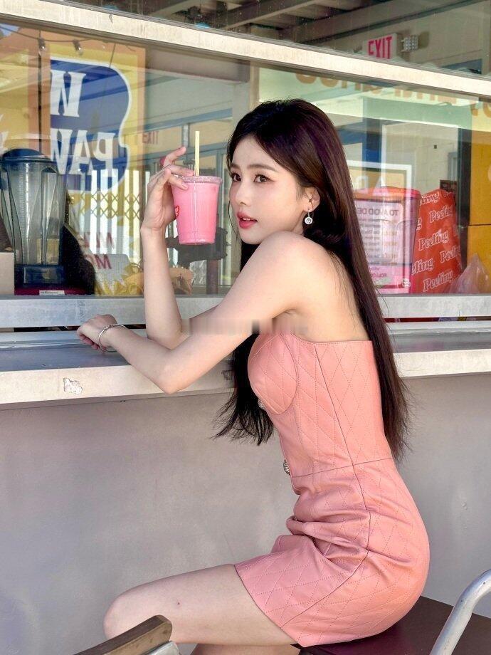 白鹿好美，粉黛微光，点缀新春白鹿好美，身穿一袭粉色挂脖裙白鹿录制亲爱的客栈白鹿