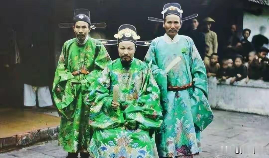 你走进东京任意一条地铁站，抬头看指示牌。涩谷、新宿、池袋——全是汉字。翻开日本报