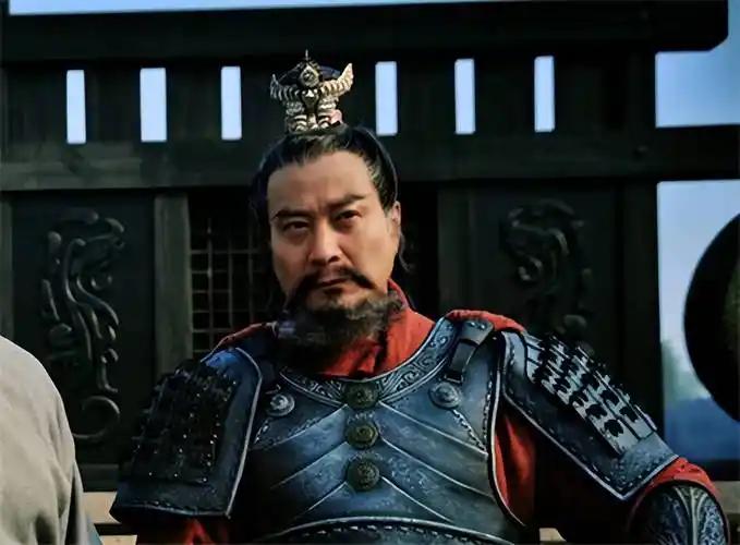 袁绍逼曹操杀杨彪孔融，曹操一句话回绝，高下立判！曹操把汉献帝迎到许都，为稳