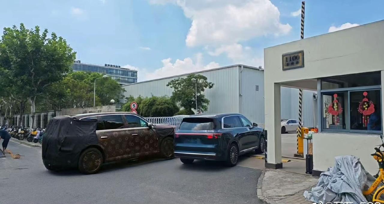 疑似尊界SUV曝光应该不是尊界的车，盲猜岚图的大型SUV了。虽然隔着伪装，但
