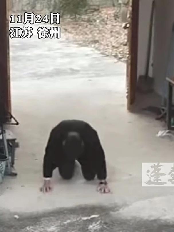 父亲离世，母亲病重在养老机构，男子独自离开老宅，跪地三叩首，以前都是父母目送，这