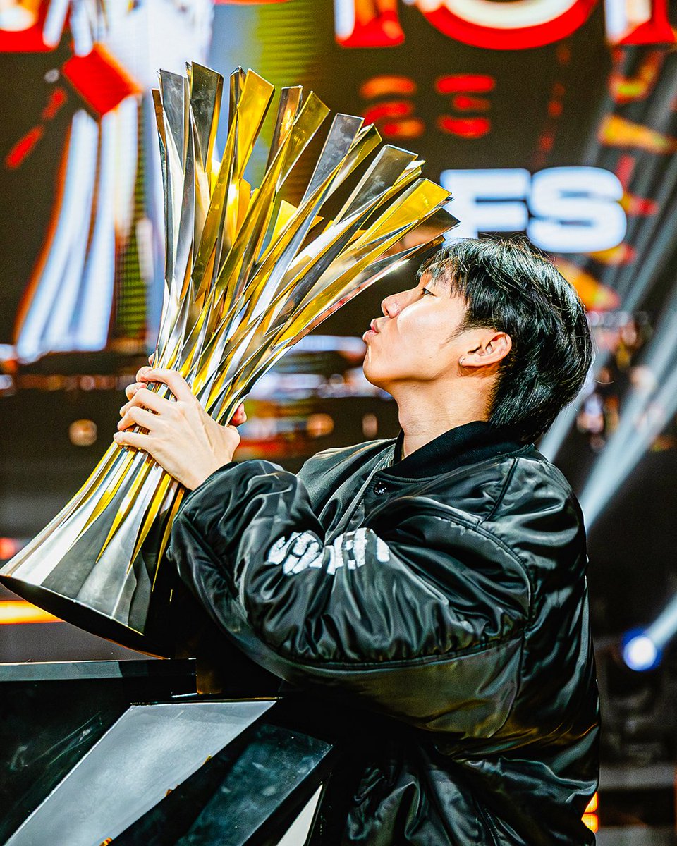 PUBG赛事官方社媒更新: FS与奖杯合影