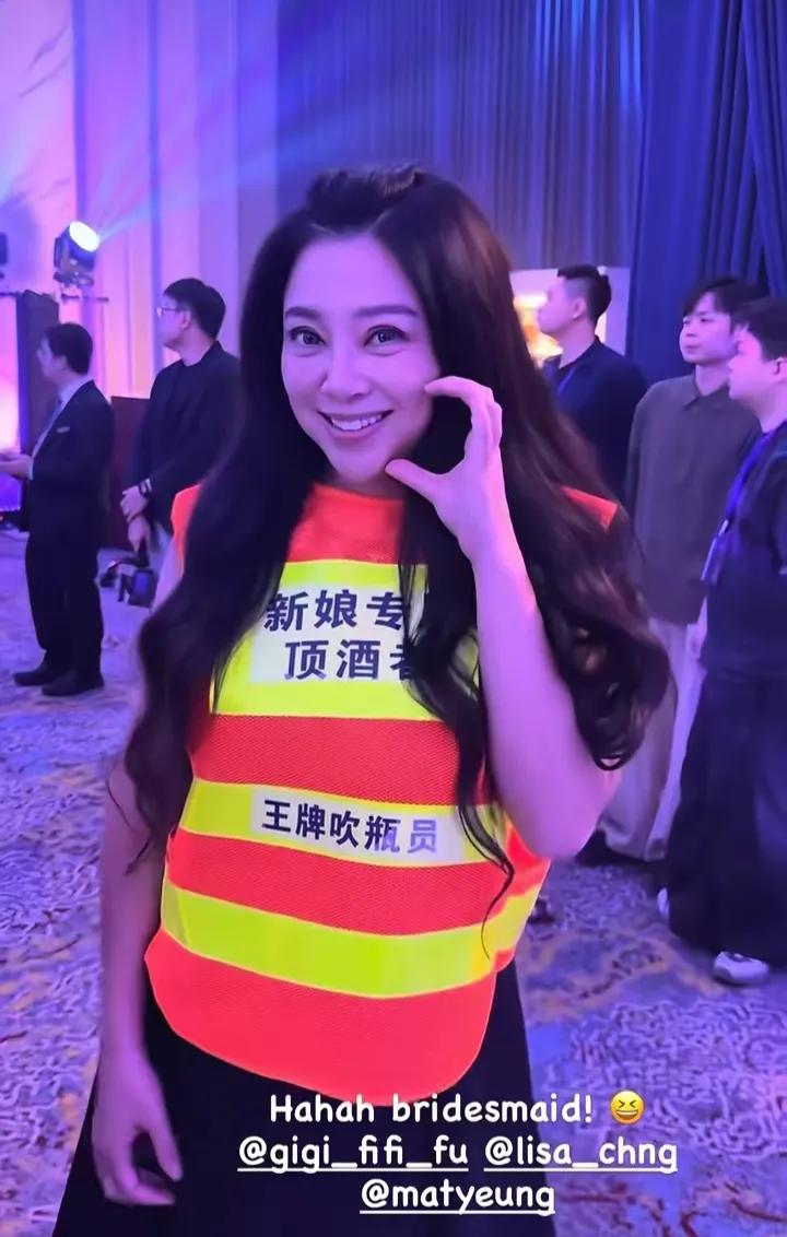 前TVB花旦傅明宪赴马来西亚出席婚宴，55岁的她胖了不少，侧面双下巴明显，一双大