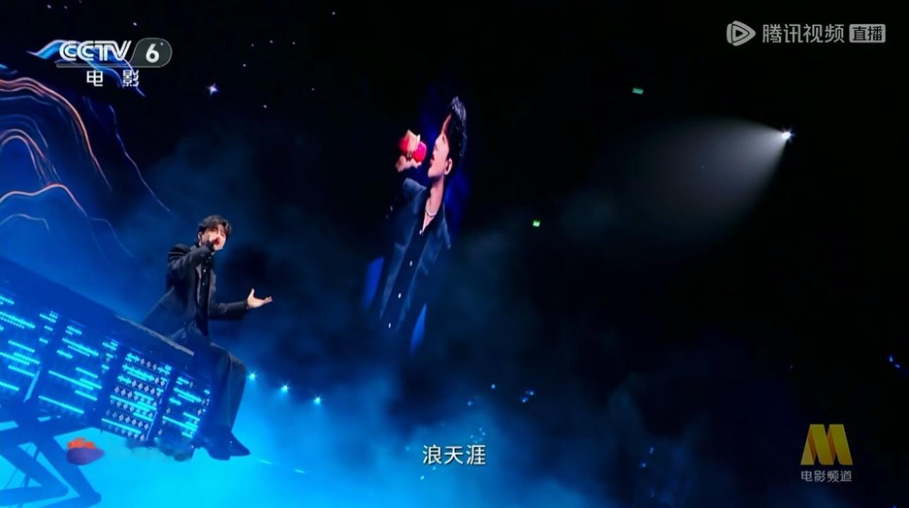 B站弹幕“你是说刘宇宁坐着唱的高音？”对啊没错啊！牛逼吧！[爱心][爱心]摩登兄