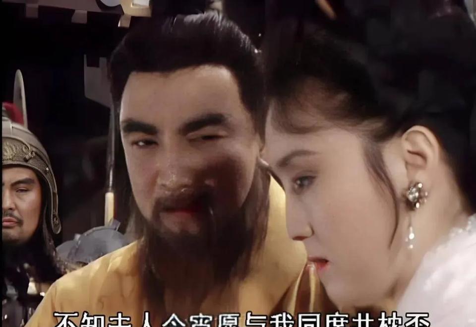 曹操攻下汉中后，俘虏了马超之妻董氏。他瞥见一人笑嘻嘻地说：“君子不夺人所爱，她归