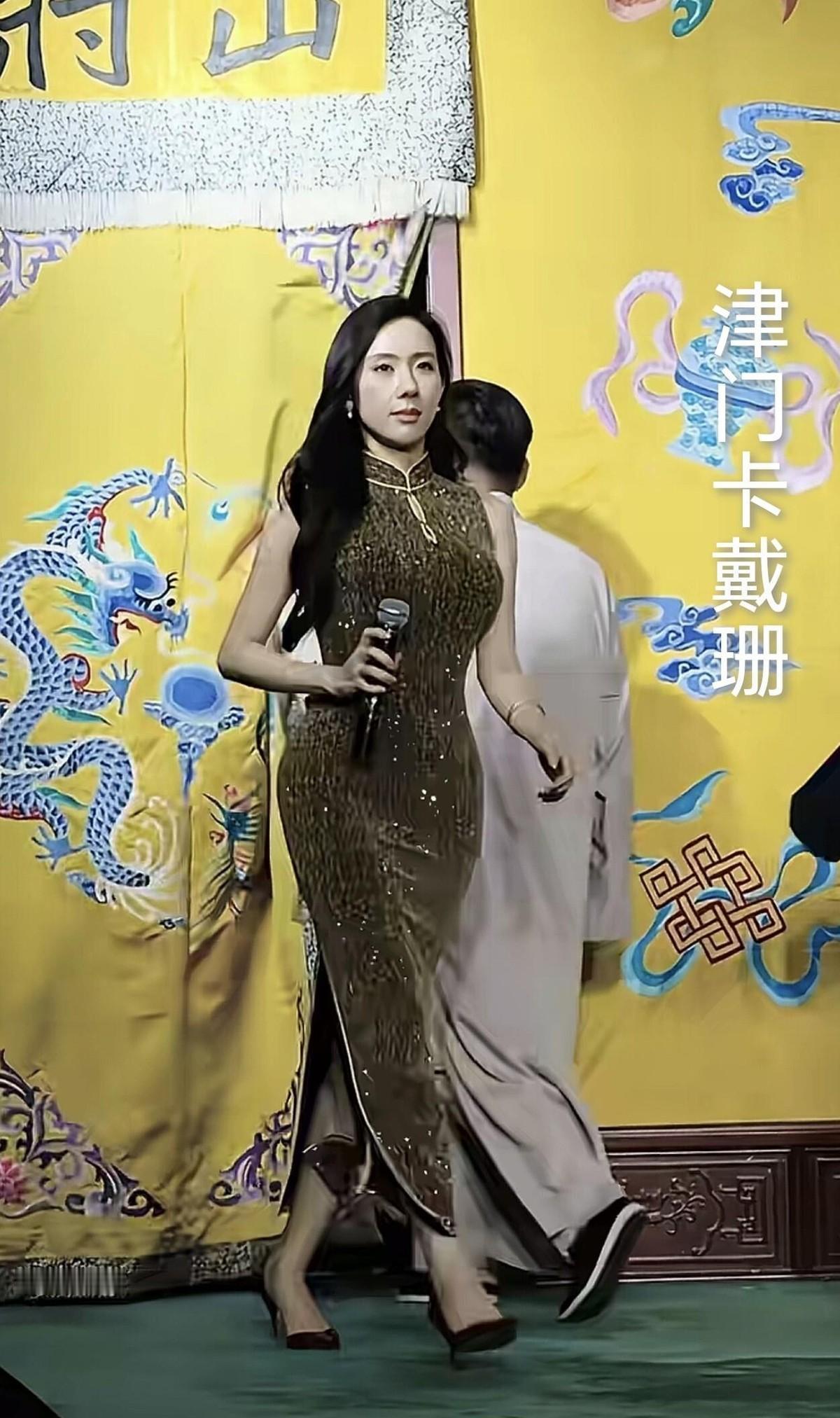 一个报幕员，正在改写相声百年来的权力格局！天津葫芦相声社有个“00后”女报幕员