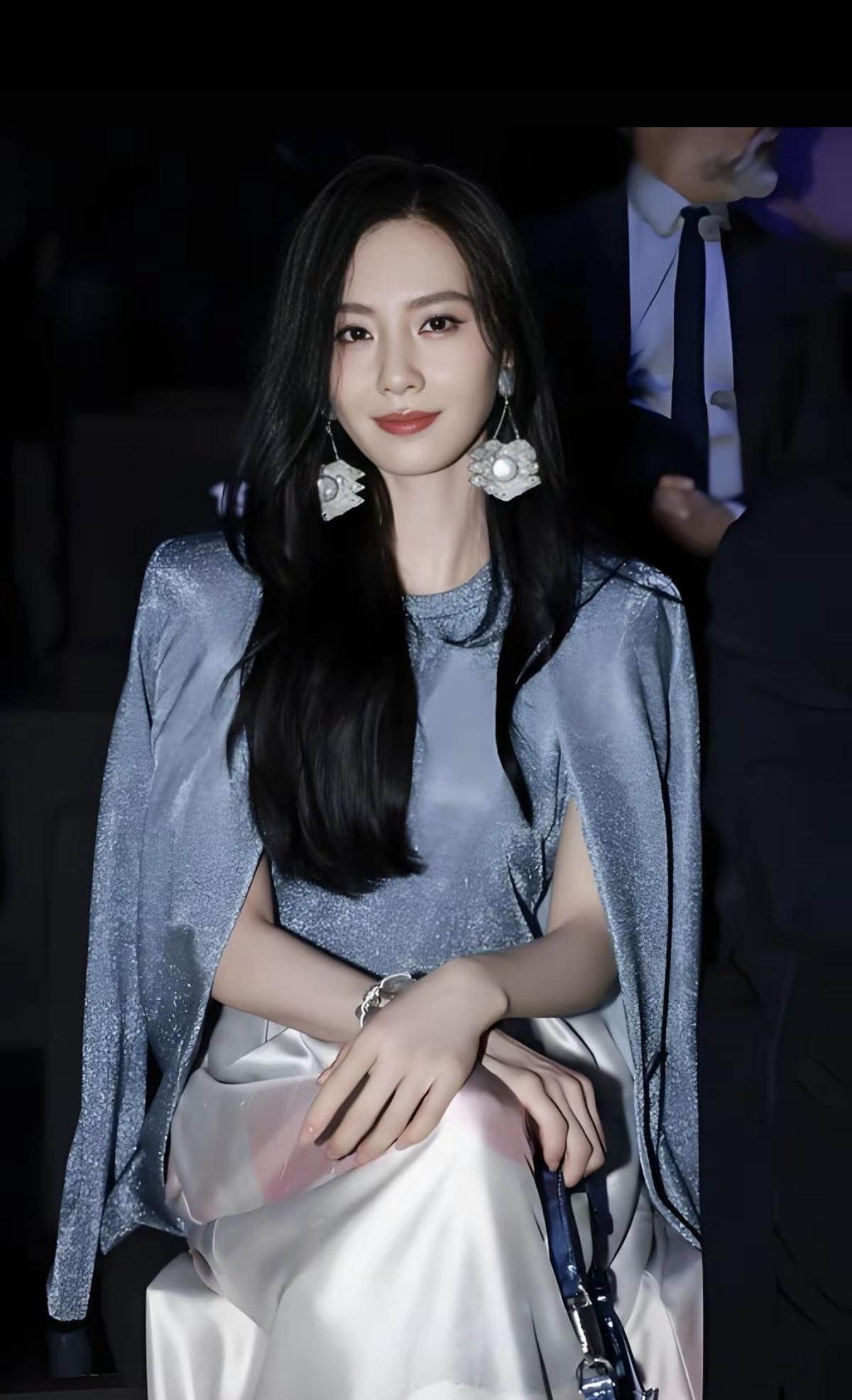 眉眼藏清辉，气质自天成，刘诗诗的氛围感从来都是顶配✨风骨如诗，清雅若兰，一颦一笑