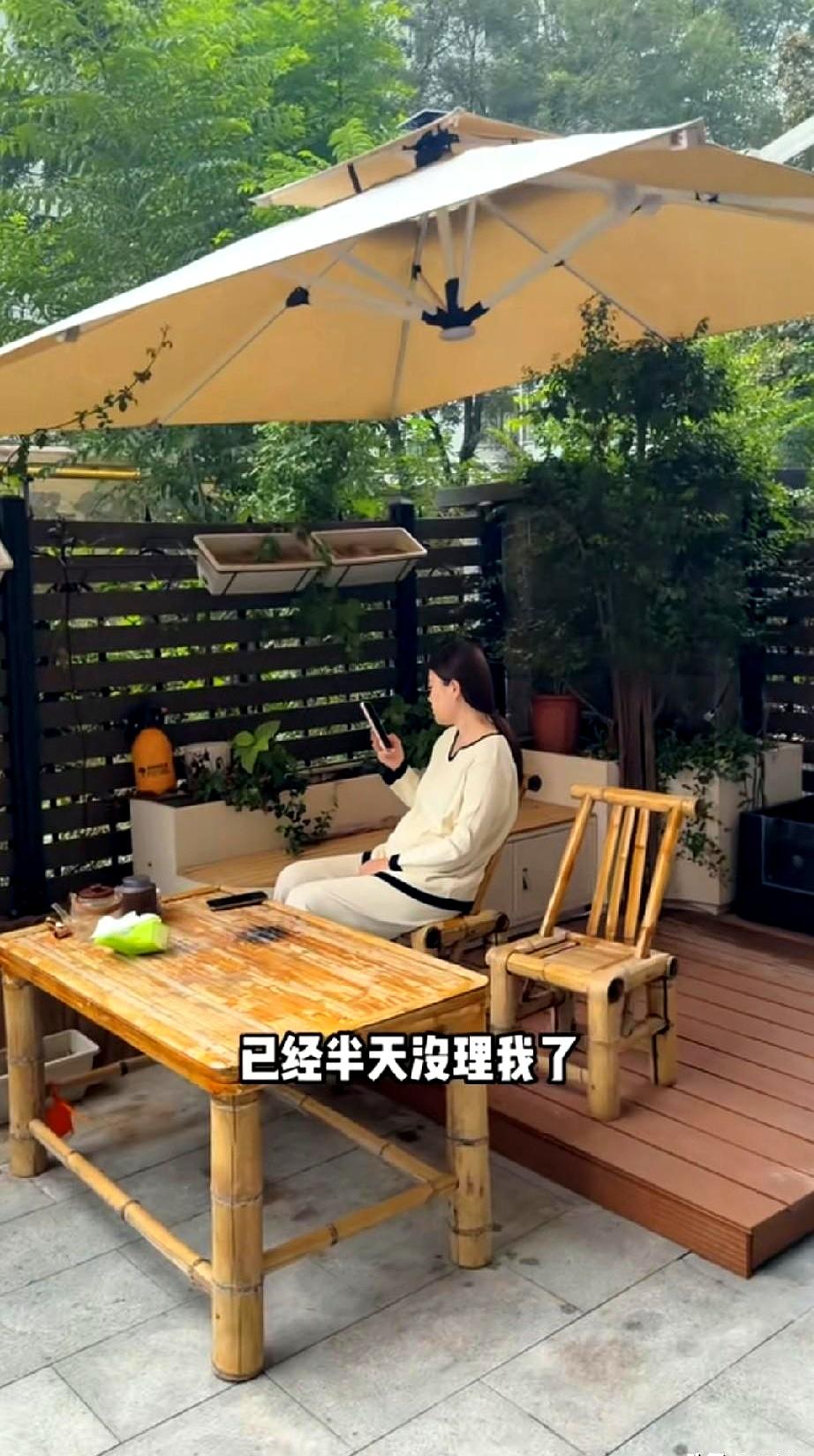 两口子为“月子中心还是在家”小别扭来了。解清帅觉得去中心省心，月嫂带娃、产后修