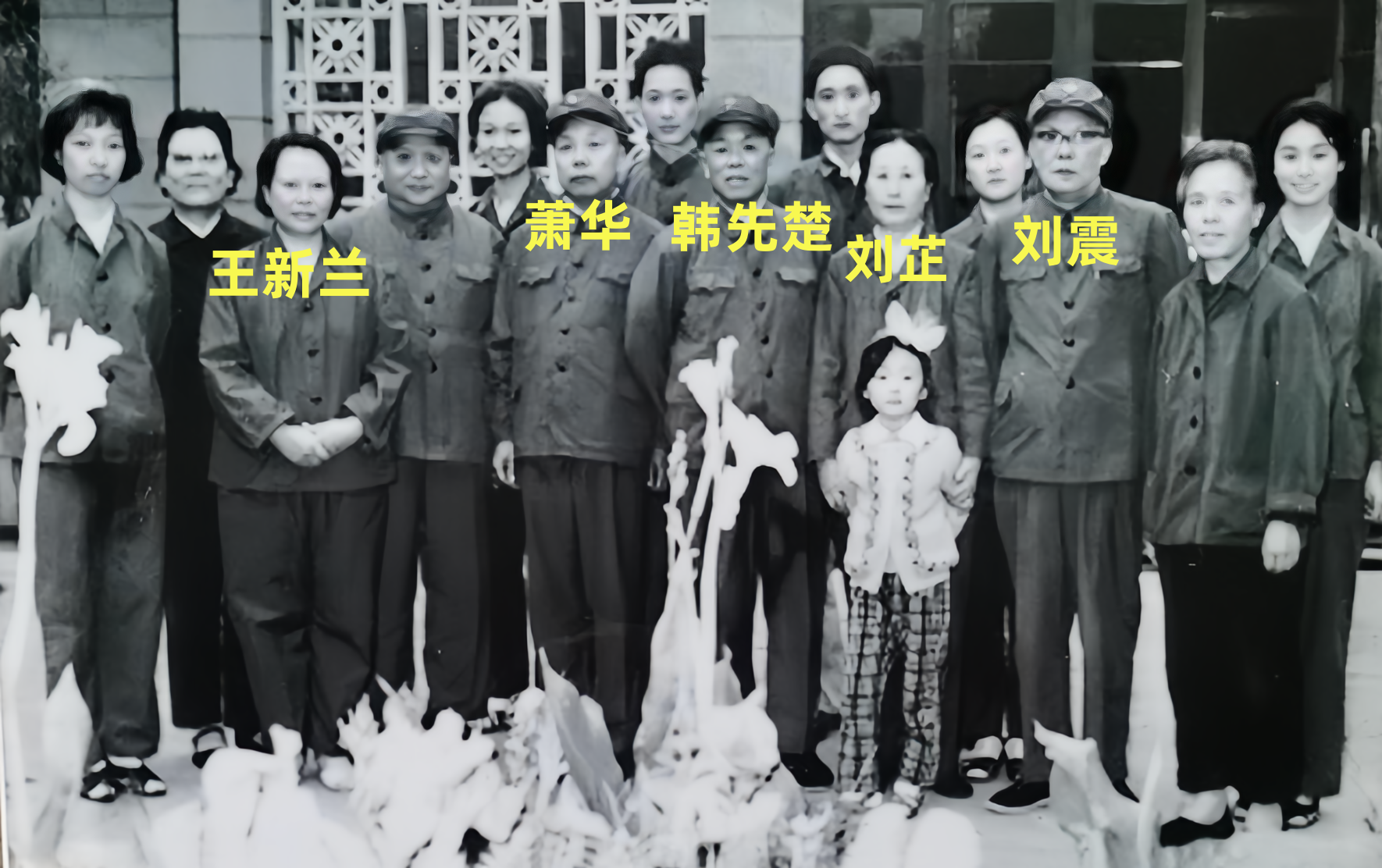 1978年，兰州军区司令来到新疆，新疆军区司令亲自迎接，热情地说老战友好。他们留