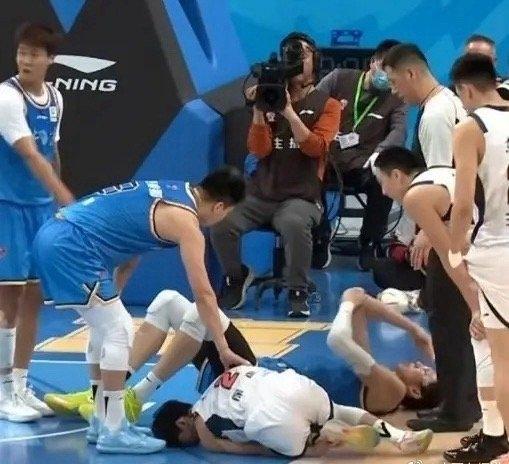 徐杰受伤，雷蒙言行温暖，值得点赞！徐杰受伤后，雷蒙第一时间上前查看，并用手比