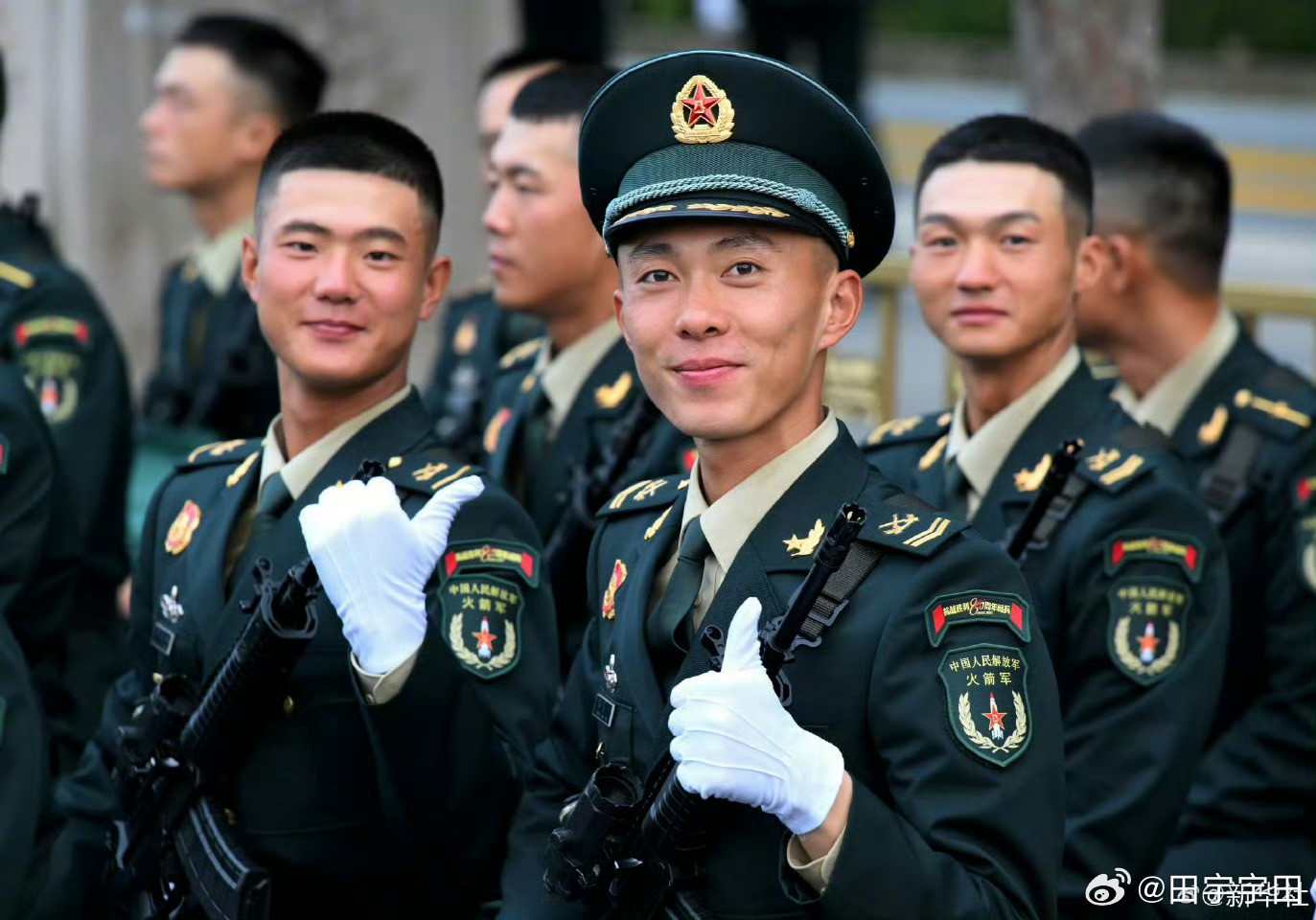 新华社认证的帅兵哥已婚郎才女貌帅的不但上交国家了而且还名花有主气人真气人