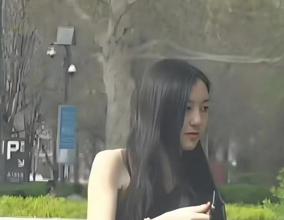 李亚鹏估计后槽牙都要咬破了，女儿李嫣只是公开露面了一下，万万没想到，大家