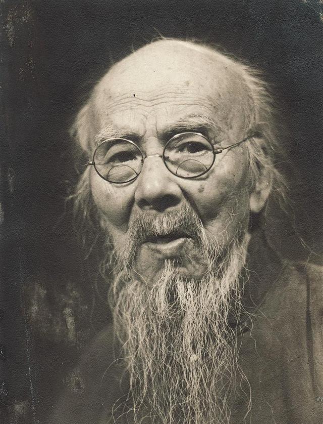 齐白石在世的时候，就经常有人伪造他的画作，为了不让更多的人被坑，齐白石想了一个办