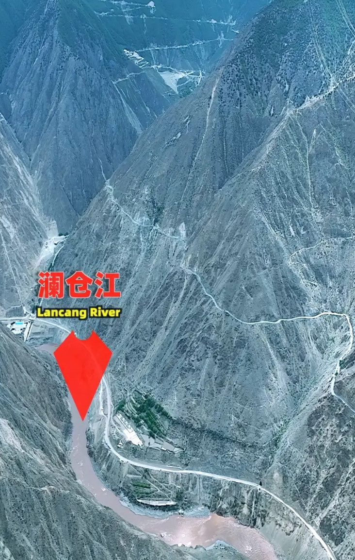 觉巴山隧道。给大家欣赏一下觉巴山隧道。太了不起了，这个隧道六点九九五公里，也就
