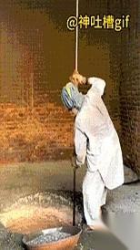 我活了小半辈子，真没见过这么烤玉米的。就从那炉子里，直接把滚烫滚烫的沙子给扒拉