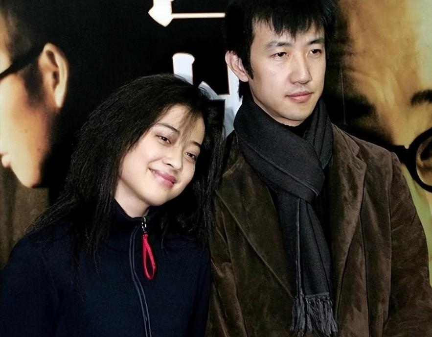 这个男人太“强”了，梅婷心甘情愿养他6年，李小冉为他两次怀孕流产，最后他却转头娶