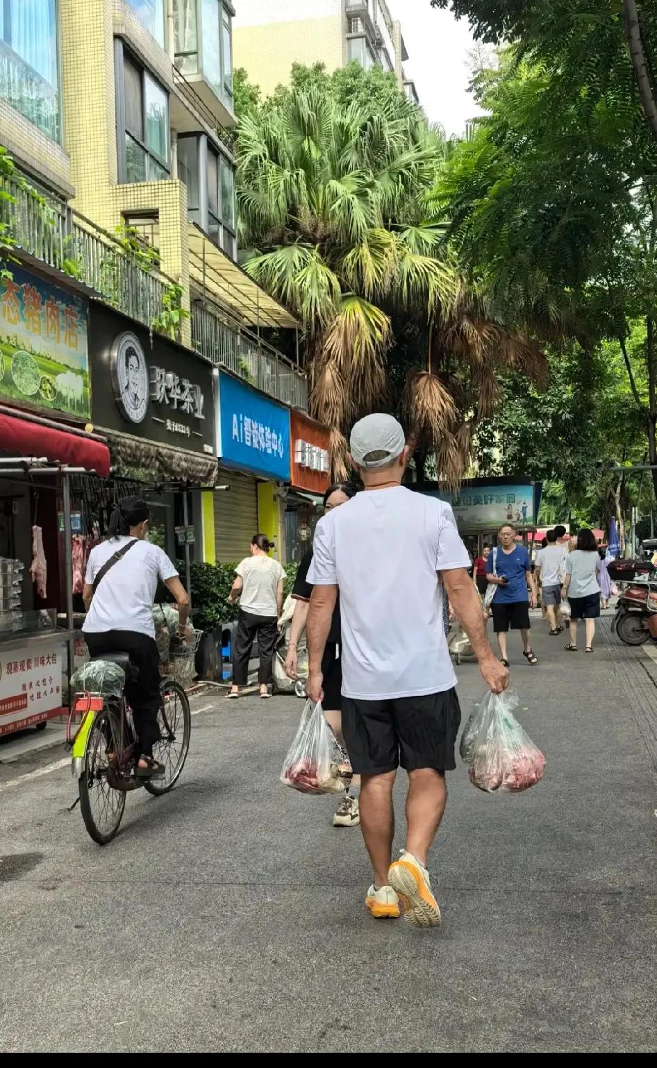 我们小区有一位能人，真是越看越让人好奇！离异后重组家庭，妻子比他小10岁，前妻现