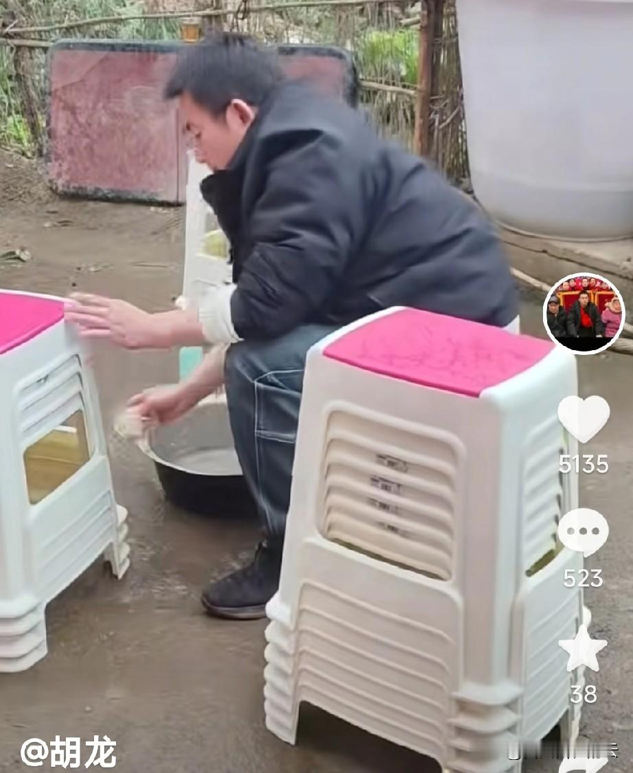 胡龙三个月时被拐，而且被拐了34年。但是他回家后没有一点生疏的感觉，回到亲生父母