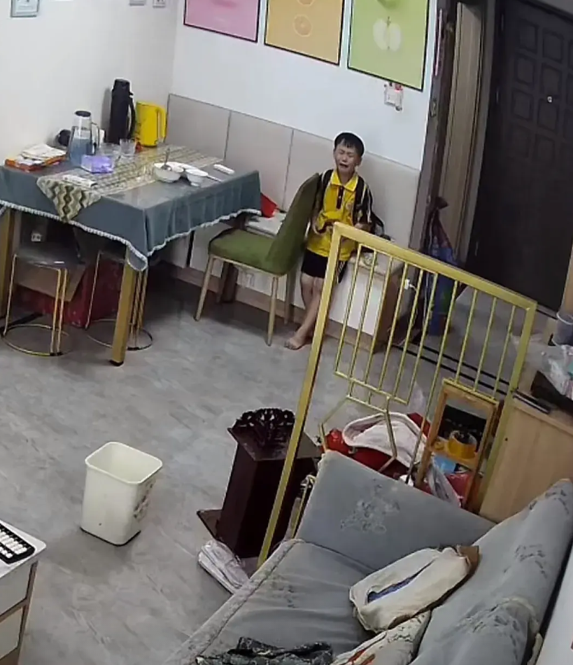 孩子放学回家叫妈妈，却没了回应，他突然之间哭了，因为他想妈妈了，妈妈与病魔抗争三