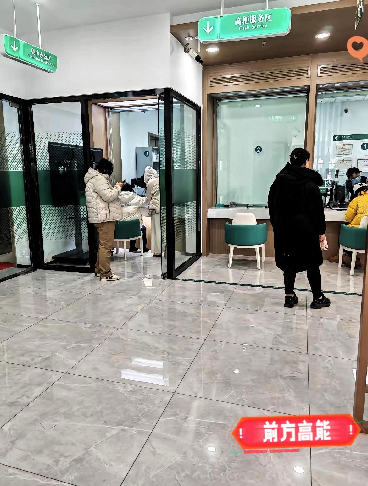 银行存钱真的变天了！以前“存得越久利息越高”的规矩彻底被打破，现在存钱反而得反过