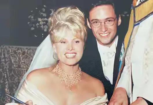 1996年，“金刚狼”休杰克曼迎娶大13岁女友，婚礼办得很精致。当时，新郎休杰