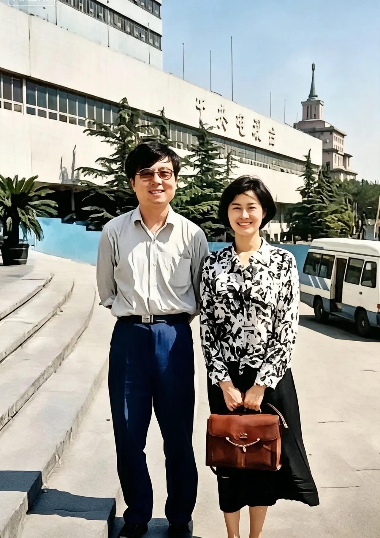 敬一丹真是央视响当当的人物，《东方时空》《今日说法》等节目里都有她的身影，她可是