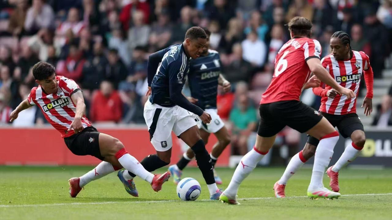 为啥现在看英超的越来越多？1、英超的观赏性十足，进球多，对抗性比较强，相比意甲