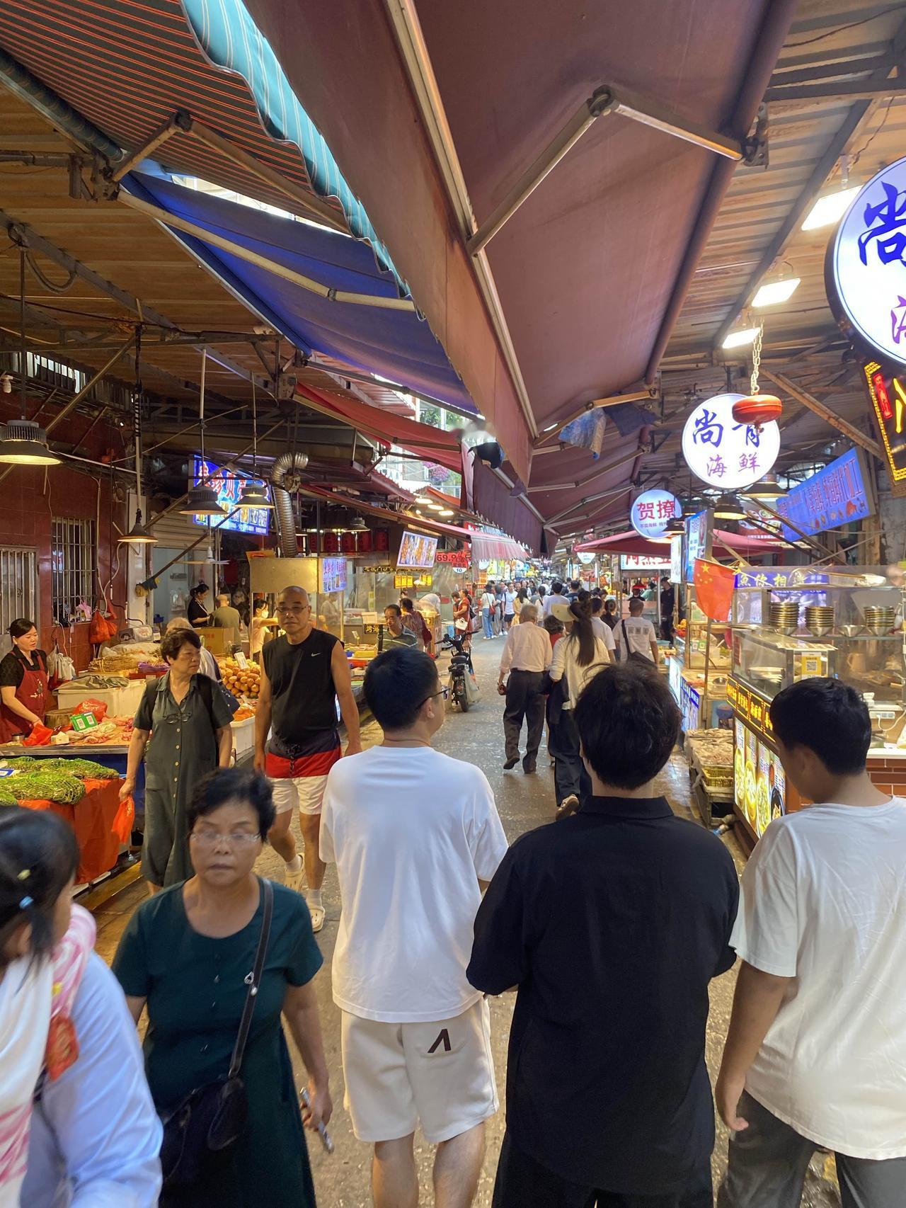 老板的儿子娶了另一老板的女儿，俩富二代没几年工夫生了三个娃，三个娃三个保姆照看，