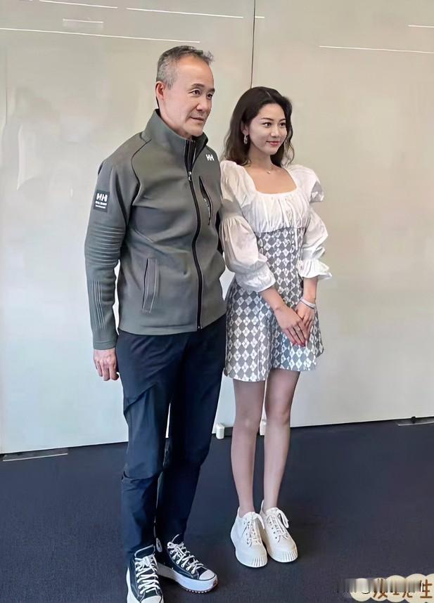 王老板体形保持得确实好，身材挺拔，玉树临风，像一个小伙子一样，不看头发还真看不出