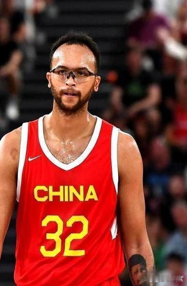 现在篮协估计最尴尬就是当初花100万美元归化了李凯尔吧。不是因为这钱打了水漂，也不是因为他刚签了多伦