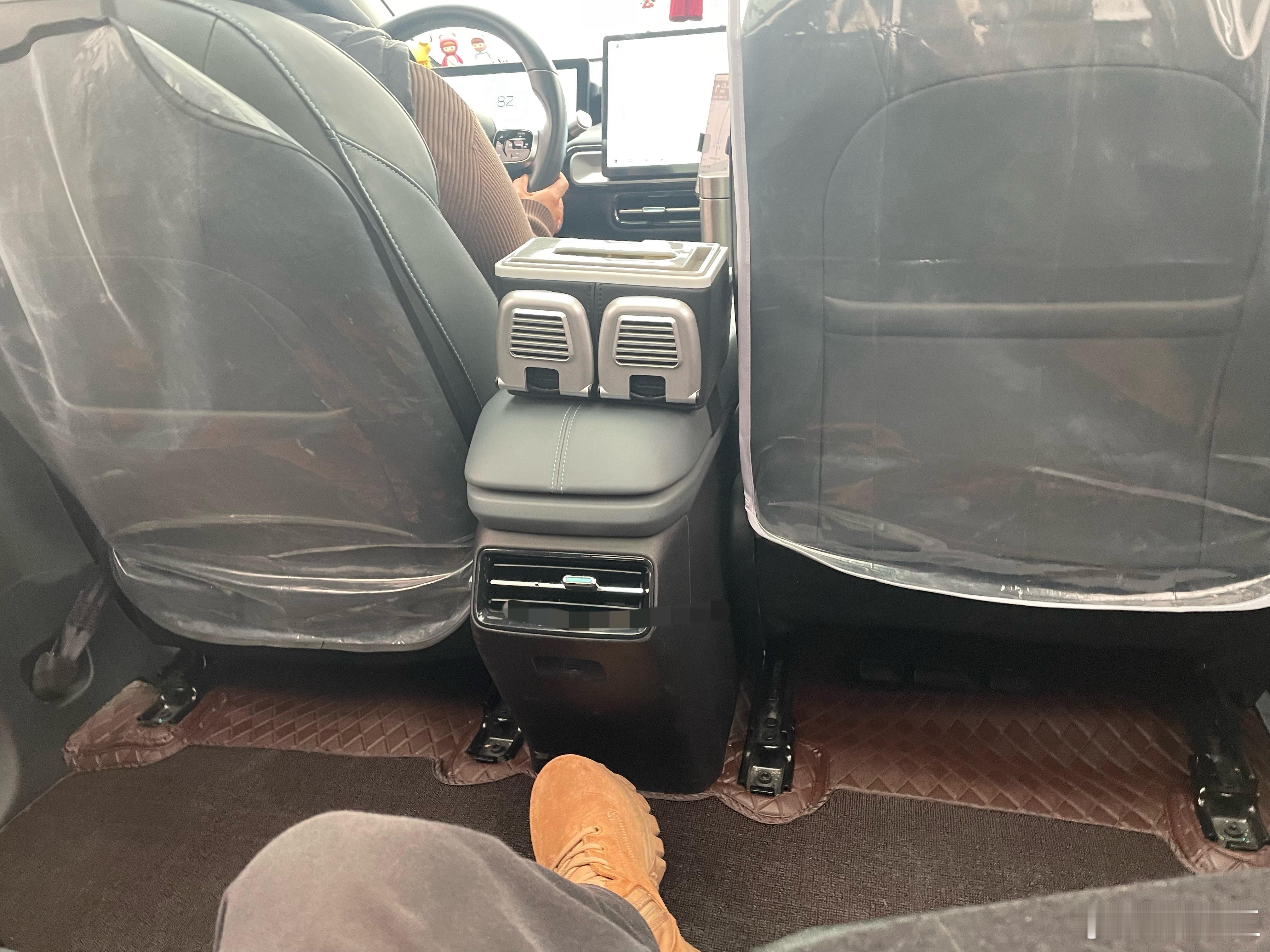 我周末来“加班”雕屎的时候回来打了个我前前前司的网约车，一个女司机开的。这女的开