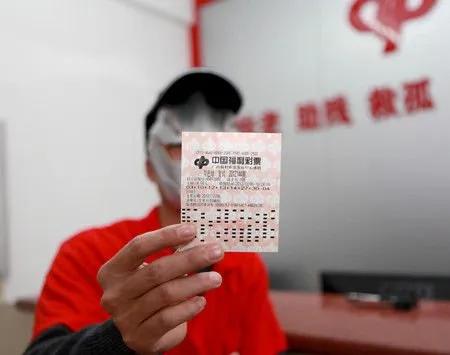 四川一中奖者花18元中2576万！扣完20%税，到手2060.8万！买了七八年