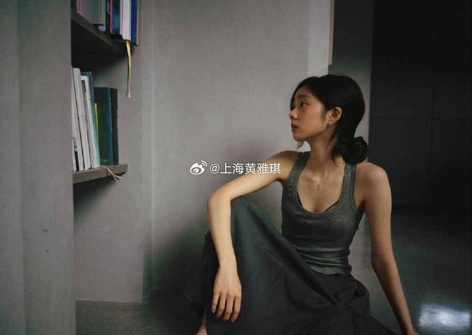 20岁黄多多状态近期黄多多的近况照片和视频刷屏网络，引发全网热议。如今20岁的