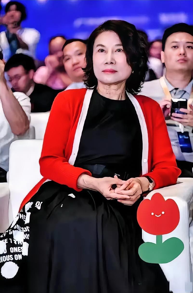 有些人后槽牙都要咬碎了！美的签了，小米签了，海尔签了，唯独董明珠这脾气，直接把