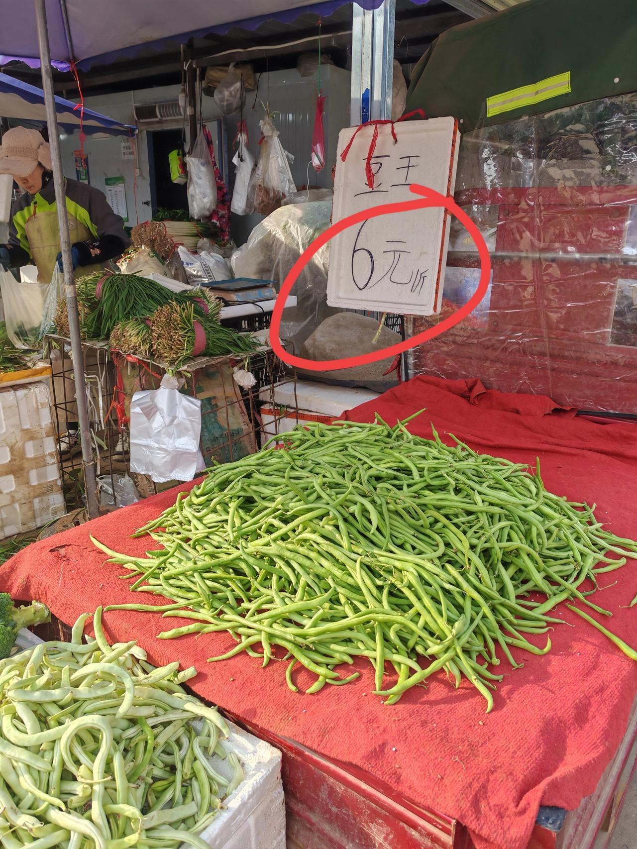 批发市场蔬菜不便宜12月10日，陕西西安。这是我昨天在西北农林批发市场拍摄到的