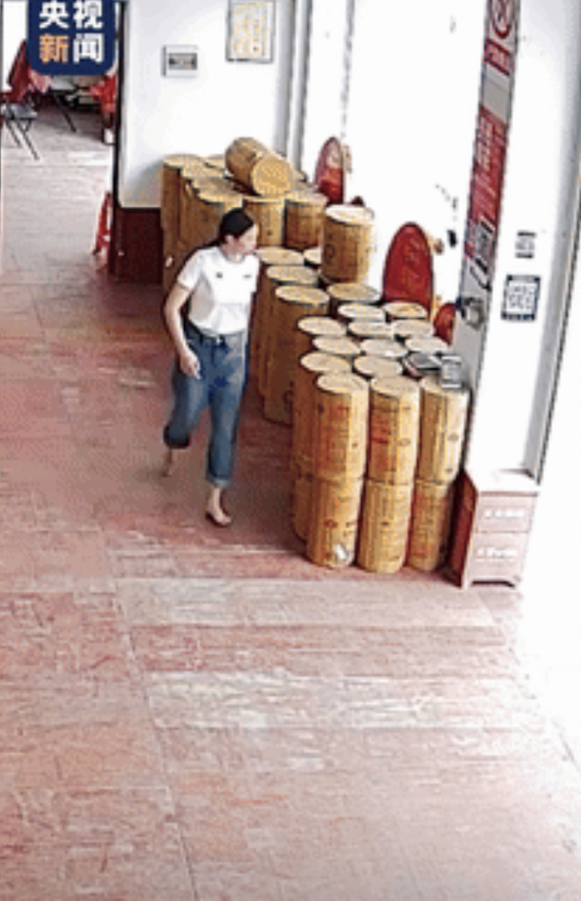 “这个老板娘火到央视了！”老头乐在烟花店门口起火，司机大爷手足无措！不料，老板娘