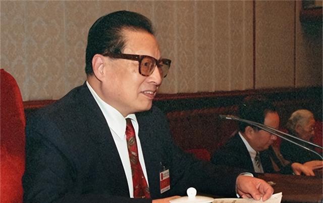 早年乔石参加革命运动时，母亲对他产生了极大的影响，乔石常说：母亲就是我最好的老师